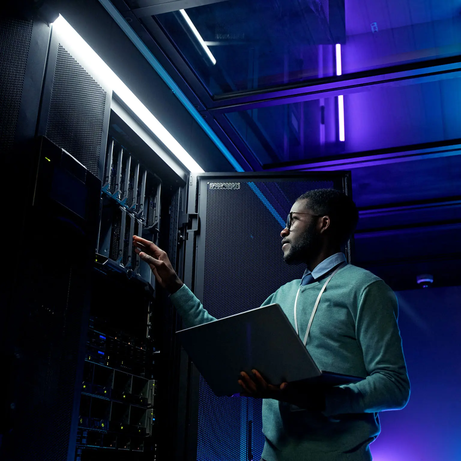 Managed IT Engineer with Laptop Inspecting Server in DC